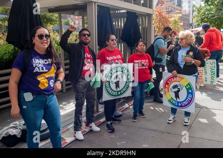 I lavoratori Starbucks, i membri dei lavoratori Uniti e i loro sostenitori picket la padronanza Starbucks Reserve nel quartiere Chelsea di New York Mercoledì, 26 ottobre 2022. I lavoratori colpiscono su problemi di salute e sicurezza, tra cui cimici e muffa in una macchina per il ghiaccio che non sono attrezzati per rimediare adeguatamente. (© Richard B. Levine) Foto Stock