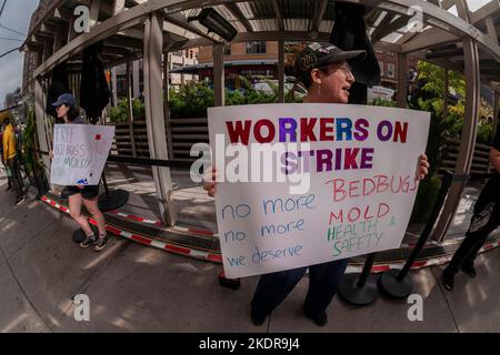 I lavoratori Starbucks, i membri dei lavoratori Uniti e i loro sostenitori picket la padronanza Starbucks Reserve nel quartiere Chelsea di New York Mercoledì, 26 ottobre 2022. I lavoratori colpiscono su problemi di salute e sicurezza, tra cui cimici e muffa in una macchina per il ghiaccio che non sono attrezzati per rimediare adeguatamente. (© Richard B. Levine) Foto Stock