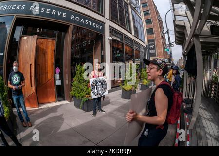 I lavoratori Starbucks, i membri dei lavoratori Uniti e i loro sostenitori picket la padronanza Starbucks Reserve nel quartiere Chelsea di New York Mercoledì, 26 ottobre 2022. I lavoratori colpiscono su problemi di salute e sicurezza, tra cui cimici e muffa in una macchina per il ghiaccio che non sono attrezzati per rimediare adeguatamente. (© Richard B. Levine) Foto Stock