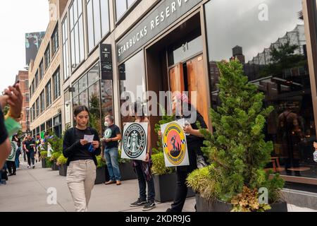 I lavoratori Starbucks, i membri dei lavoratori Uniti e i loro sostenitori picket la padronanza Starbucks Reserve nel quartiere Chelsea di New York Mercoledì, 26 ottobre 2022. I lavoratori colpiscono su problemi di salute e sicurezza, tra cui cimici e muffa in una macchina per il ghiaccio che non sono attrezzati per rimediare adeguatamente. (© Richard B. Levine) Foto Stock