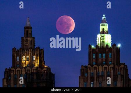 New York, Stati Uniti. 8th Nov 2022. Un'eclissi lunare totale è vista sopra le iconiche torri di costruzione di appartamenti di San Remo della città di New York a Central Park West Credit: Enrique Shore/Alamy Live News Foto Stock