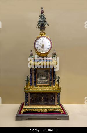 Palazzo della dinastia qing oro-placcato rame intarsio smaltato fiore palla orologio Foto Stock