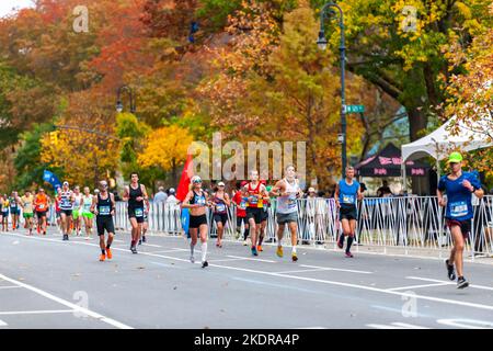 I corridori passano attraverso Harlem a New York vicino al segno di 22 miglia vicino al Mount Morris Park domenica 6 novembre 2022 nella corsa della maratona di New York del TCS. Per la prima volta dalla pandemia la gara ha permesso ai corridori internazionali ed è stata fino ai suoi abituali 50.000 partecipanti. (© Richard B. Levine) Foto Stock