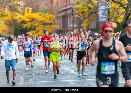 I corridori passano attraverso Harlem a New York vicino al segno di 22 miglia vicino al Mount Morris Park domenica 6 novembre 2022 nella corsa della maratona di New York del TCS. Per la prima volta dalla pandemia la gara ha permesso ai corridori internazionali ed è stata fino ai suoi abituali 50.000 partecipanti. (© Richard B. Levine) Foto Stock