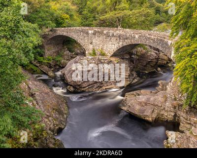 Un ponte progettato da Thomas Telford a Invermoriston, sulle rive di Loch Ness, Highland, Scozia. Foto Stock