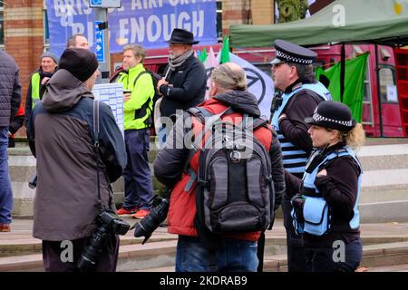 Bristol, Regno Unito. 8th Nov 2022. La polizia chiede ai fotografi di non scattare foto sulla proprietà della corona. I manifestanti si riuniscono al di fuori del tribunale dove si terrà un'audizione nella lunga disputa sull'ampliamento dell'aeroporto di Bristol. L'aeroporto e i suoi proprietari Ontario Teachers Pensioni stanno facendo appello alla decisione del pianificatore di rifiutare l'espansione. La protesta è organizzata da BAAN, la rete di espansione aeroportuale di Bristol, che si oppone a ragioni scientifiche e climatiche. Credit: JMF News/Alamy Live News Foto Stock