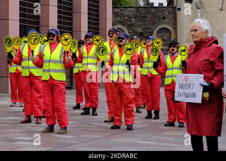 Bristol, Regno Unito. 8th Nov 2022. I controlli di volo fanno il loro punto. I manifestanti si riuniscono al di fuori del tribunale dove si terrà un'audizione nella lunga disputa sull'ampliamento dell'aeroporto di Bristol. L'aeroporto e i suoi proprietari Ontario Teachers Pensioni stanno facendo appello alla decisione del pianificatore di rifiutare l'espansione. La protesta è organizzata da BAAN, la rete di espansione aeroportuale di Bristol, che si oppone a ragioni scientifiche e climatiche. Credit: JMF News/Alamy Live News Foto Stock