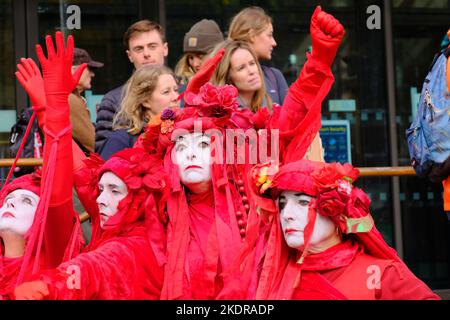 Bristol, Regno Unito. 8th Nov 2022. I manifestanti si riuniscono al di fuori del tribunale dove si terrà un'audizione nella lunga disputa sull'ampliamento dell'aeroporto di Bristol. L'aeroporto e i suoi proprietari Ontario Teachers Pensioni stanno facendo appello alla decisione del pianificatore di rifiutare l'espansione. La protesta è organizzata da BAAN, la rete di espansione aeroportuale di Bristol, che si oppone a ragioni scientifiche e climatiche. Credit: JMF News/Alamy Live News Foto Stock