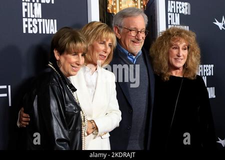 LOS ANGELES - 6 NOVEMBRE: Sue Spielberg, Anne Spielberg, Steven Spielberg, Nancy Spielberg al festival AFI - The Fabelmans al TCL Chinese Theater IMAX il 6 novembre 2022 a Los Angeles, CA (Foto di Katrina Jordan/Sipa USA) Foto Stock