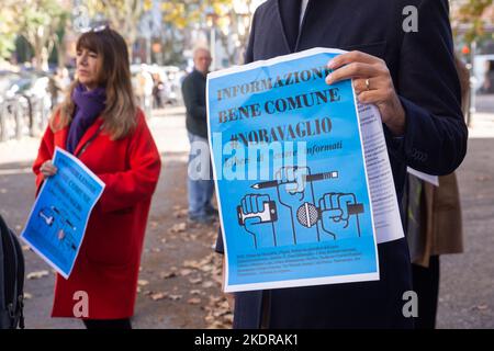 Roma, Italia, 08/11/2022, Roma, Italia. 08th Nov 2022. Sit-in organizzato da giornalisti italiani in Piazzale Clodio di fronte all'ingresso del Tribunale di Roma. (Foto di Matteo Nardone/Pacific Press) Credit: Pacific Press Media Production Corp./Alamy Live News Foto Stock