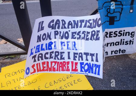 Roma, Italia, 08/11/2022, Roma, Italia. 08th Nov 2022. Sit-in organizzato da giornalisti italiani in Piazzale Clodio di fronte all'ingresso del Tribunale di Roma. (Foto di Matteo Nardone/Pacific Press) Credit: Pacific Press Media Production Corp./Alamy Live News Foto Stock