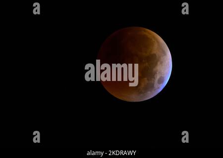 Portland, Stati Uniti. 08th Nov 2022. L'ultima eclissi lunare fino al 2025 è vista in mezzo alla luminescenza della nuvola a Portland, Oregon, 8th novembre 2022. (Mathieu Lewis-Rolland/SIPA USA) Credit: Sipa USA/Alamy Live News Foto Stock