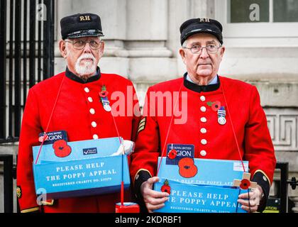 Londra, Regno Unito. 08th Nov 2022. Due pensionati Chelsea vendono papaveri al di fuori di Downing Street su Whitehall oggi. Per il Poppy Appeal Credit: Imageplotter/Alamy Live News Foto Stock