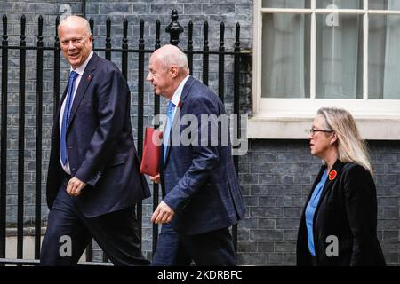 Londra, Regno Unito. 08th Nov 2022. Chris Grayling, MP e altri si dirigono verso il numero 10, anche se la loro visita potrebbe non essere correlata alla riunione del Gabinetto. I ministri del Partito conservatore partecipano alla riunione settimanale del governo Sunak al 10 di Downing Street a Londra. Credit: Imageplotter/Alamy Live News Foto Stock