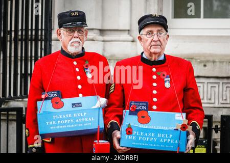 Londra, Regno Unito. 08th Nov 2022. Due pensionati Chelsea vendono papaveri al di fuori di Downing Street su Whitehall oggi. Per il Poppy Appeal Credit: Imageplotter/Alamy Live News Foto Stock