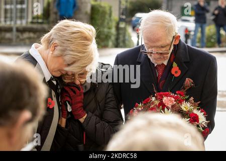 La vittima ferita Jim Dixon (a destra) si trova mentre sua figlia Sharon Breen conforta sua madre Anna durante un silenzio di due minuti durante un atto di memoria per celebrare il 35th° anniversario della bomba Enniskillen, presso il nuovo memoriale di Enniskillen, Co Fermanagh. Data immagine: Martedì 8 novembre 2022. Foto Stock