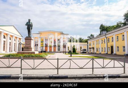 Ryazan, Russia - 12 luglio 2022: Monumento di Ivan Pavlov di fronte alla Filarmonica regionale di Ryazan. Pavlov è un fisiologo russo e i primi russi Foto Stock