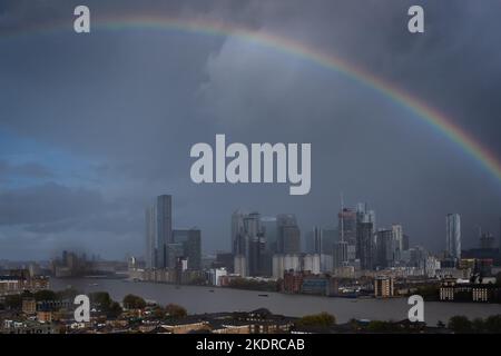 Londra, Regno Unito. 8th Novembre 2022. UK Weather: Un enorme arcobaleno si rompe sugli edifici del parco commerciale di Canary Wharf a est di Londra durante i pesanti downpours in corso. Credit: Guy Corbishley/Alamy Live News Foto Stock