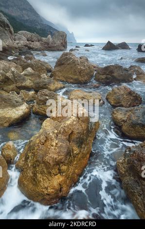 Giorno nuvoloso di mare. Cattivo tempo in mare. Luce spettacolare sulla riva del mare. Crimea, Ucraina, Europa Foto Stock