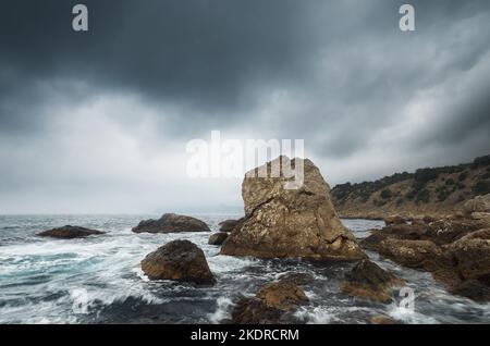 Paesaggio marino con il tempo drammatico giorno coperto. Crimea, Ucraina, Europa Foto Stock