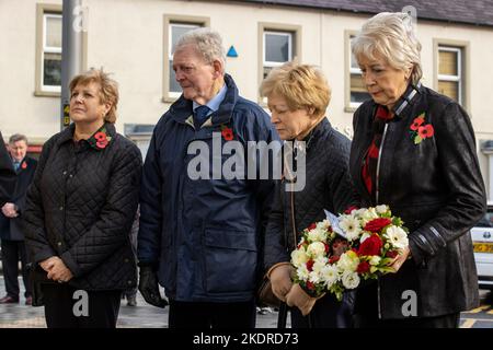 (Da sinistra a destra) Joan Anderson, Sam Blair, Ruth Blair e sua sorella Margaret Veitch durante un atto di memoria per celebrare il 35th ° anniversario della bomba Enniskillen, al memoriale appena installato a Enniskillen, Co Fermanagh. Data immagine: Martedì 8 novembre 2022. Foto Stock