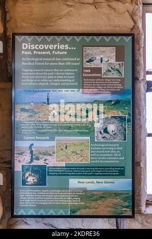 Segno interpretativo sugli scavi nel sito archeologico di Puerco Pueblo nel Petrified Forest National Park, Arizona, USA Foto Stock