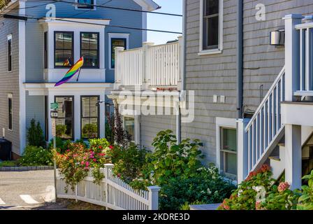 Provincetown, Massachusetts, USA - 14 settembre 2022: Strade strette, case e negozi in centro. Foto Stock