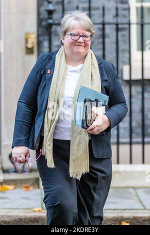 Downing Street, Londra, Regno Unito. 8th novembre 2022. Thérèse Coffey MP, Segretario di Stato per l'ambiente, l'alimentazione e gli affari rurali, partecipa alla riunione settimanale del Gabinetto al 10 di Downing Street. Foto di Amanda Rose/Alamy Live News Foto Stock