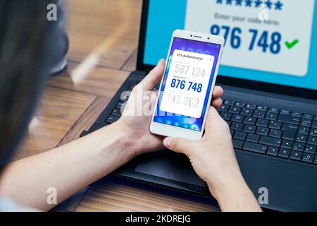 2FA autenticazione a due fattori su computer laptop e app per telefono cellulare. Autenticazione in 2 fasi, due fasi concetto di password del codice di verifica. Foto Stock