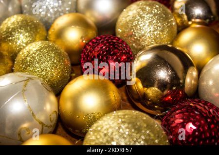 Un gruppo di Baubles albero di Natale di diversi colori, dimensioni e tessuti. Foto Stock