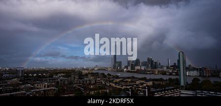 Londra, Regno Unito. 8th Novembre 2022. UK Weather: Un enorme arcobaleno si rompe sugli edifici del parco commerciale di Canary Wharf a est di Londra durante i pesanti downpours in corso. Credit: Guy Corbishley/Alamy Live News Foto Stock