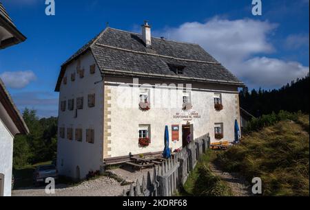 BADIA, ITALIA, 3 SETTEMBRE 2021 - Visualizza il rifugio di Santa Croce sotto il monte Sass de la Crusc nei pressi di Badia, Alto Adige, Italia. Foto Stock