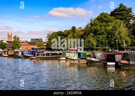 Una collezione colorata di barche strette e altre nel bacino di Diglis sul canale Worcester & Birmingham, Worcestershire, Inghilterra, Regno Unito Foto Stock