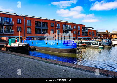 Una collezione colorata di barche strette e altre nel bacino di Diglis sul canale Worcester & Birmingham, Worcestershire, Inghilterra, Regno Unito Foto Stock