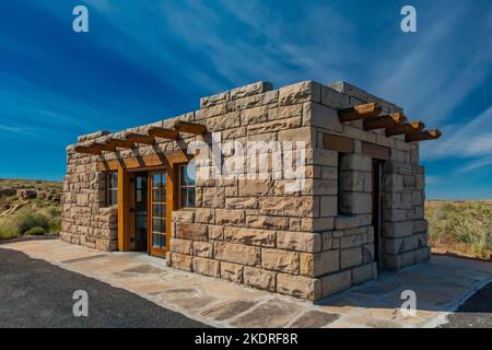 Edificio storico ora utilizzato come centro interpretativo a Puerco Pueblo ite nel Parco Nazionale della Foresta pietrificata, Arizona, USA Foto Stock