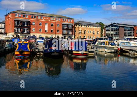 Una collezione colorata di barche strette e altre nel bacino di Diglis sul canale Worcester & Birmingham, Worcestershire, Inghilterra, Regno Unito Foto Stock