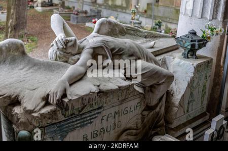 GENOVA, ITALIA, 19 APRILE 2022 - Tomba della famiglia Ribaudo, cimitero monumentale di Genova, famosa per la copertina del singolo della band inglese Foto Stock