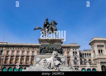 MILANO, 7 APRILE 2022 - Vista della statua di Vittorio Emanuele II in Piazza del Duomo, Milano, Italia. Foto Stock