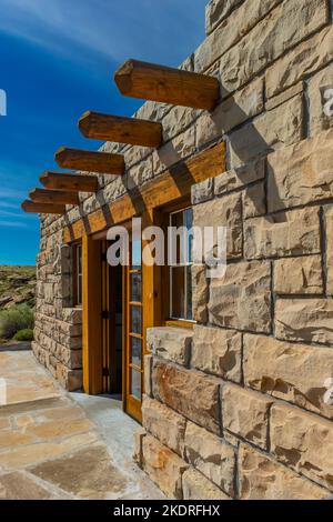 Edificio storico ora utilizzato come centro interpretativo a Puerco Pueblo ite nel Parco Nazionale della Foresta pietrificata, Arizona, USA Foto Stock