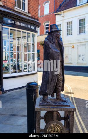 Una statua di bronzo raffigurante il re Carlo II in fuga da Oliver Cromwell dopo la battaglia di Worcester 1651, New Street, Worcester, Worcestershire, Inghilterra Foto Stock