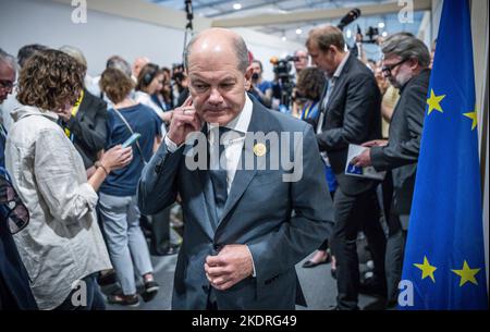 Scharm El Scheich, Egitto. 08th Nov 2022. Il cancelliere tedesco OLAF Scholz (DOCUP) lascia la stampa dopo una dichiarazione alla Conferenza mondiale sul clima delle Nazioni Unite. In Egitto, quasi 200 paesi stanno negoziando per due settimane su come accelerare la lotta contro la crisi climatica. Credit: Michael Kappeler/dpa/Alamy Live News Foto Stock