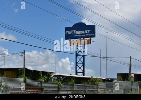 D'Abadie, Trinidad e Tobago - 2 ottobre 2022 - Pricesmart e Payless, filiale di Mausica, Trinidad. Foto Stock