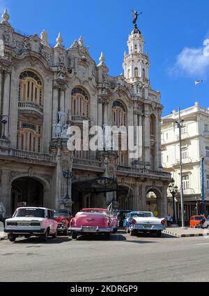 Vecchie auto parcheggiate fuori dal Teatro Nazionale Cubano (Teatro Nacional de Cuba), l'Avana, Cuba Foto Stock