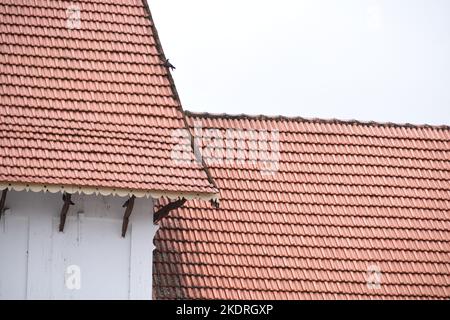 Vista delle tegole rosse del tetto alla chiesa Edappally, Kochi, Kerala. Foto Stock