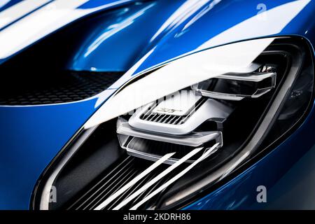 Faro Ford GT blu con riflessione della luce Foto Stock