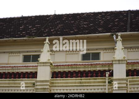 Vista laterale della Basilica di Santa Cruz a Fort Kochi, Kochi, Kerala. Foto Stock