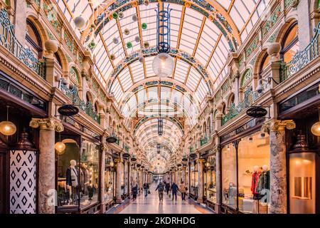 Leeds è sempre orgogliosa della sua gamma di portici vittoriani che offrono un ambiente di shopping coperto unico per i visitatori della città Foto Stock