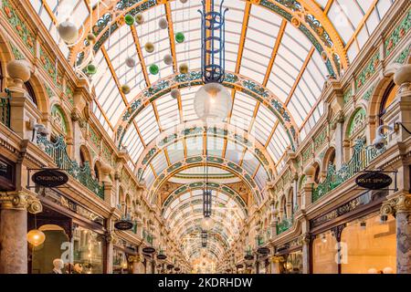 Leeds è sempre orgogliosa della sua gamma di portici vittoriani che offrono un ambiente di shopping coperto unico per i visitatori della città Foto Stock