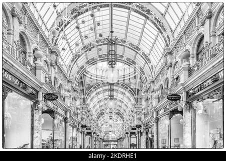 Leeds è sempre orgogliosa della sua gamma di portici vittoriani che offrono un ambiente di shopping coperto unico per i visitatori della città Foto Stock