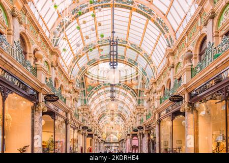 Leeds è sempre orgogliosa della sua gamma di portici vittoriani che offrono un ambiente di shopping coperto unico per i visitatori della città Foto Stock